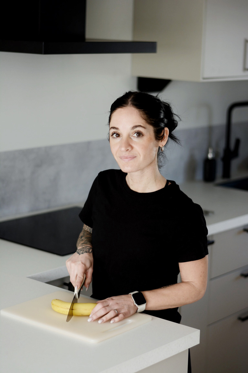 Coach Linda står i naturen